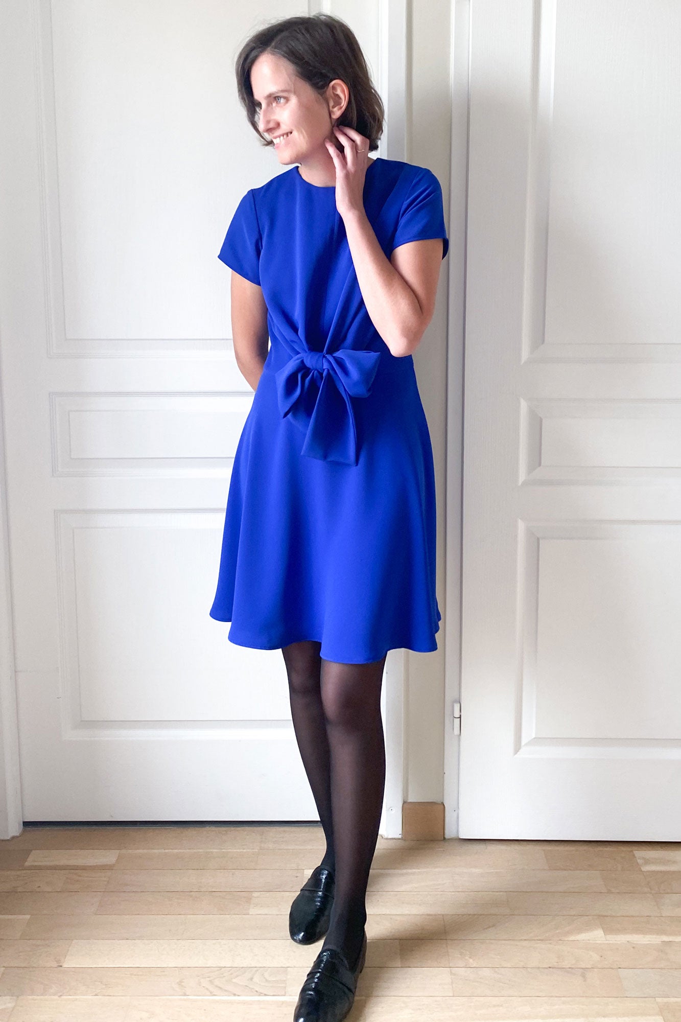 patron couture robe patineuse femme pdf bleu électrique gros noeud cérémonie invitée mariage fête courte sur mesure personnalisable atelier charlotte auzou
