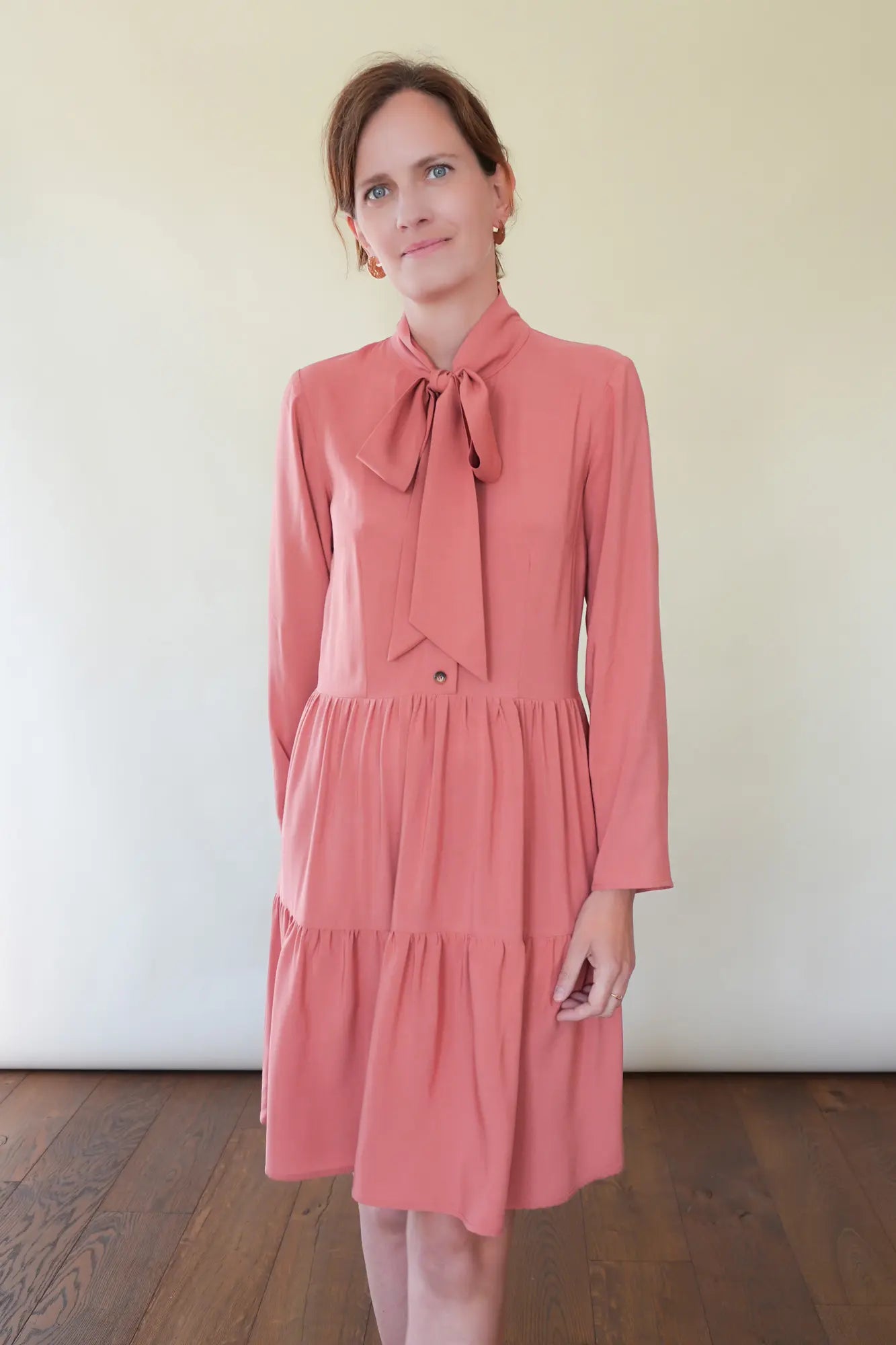 Patron Robe Bohème Manches Longues avec Noeud Lavallière et Boutonnage