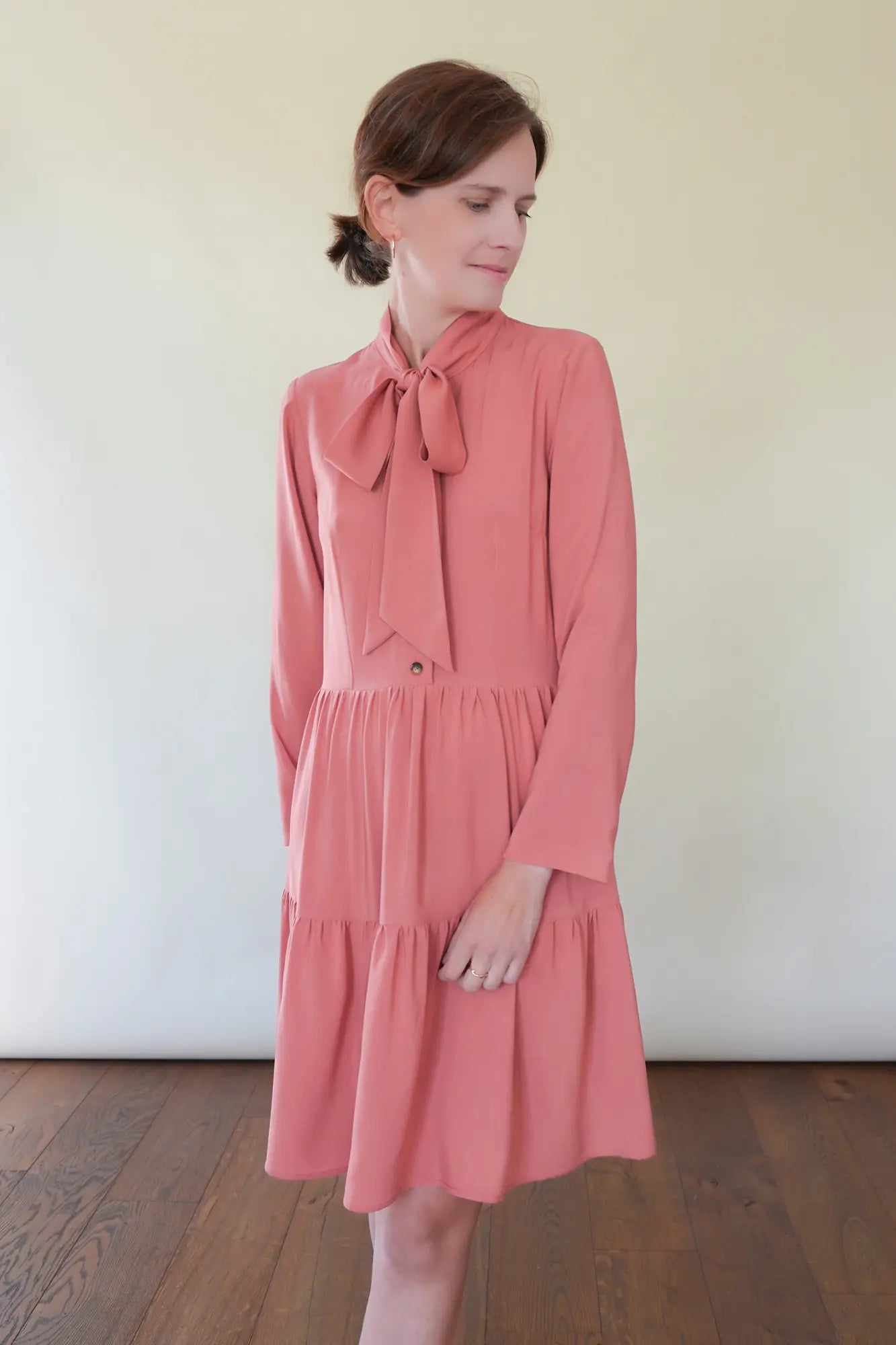 Patron Robe Bohème Manches Longues avec Noeud Lavallière et Boutonnage