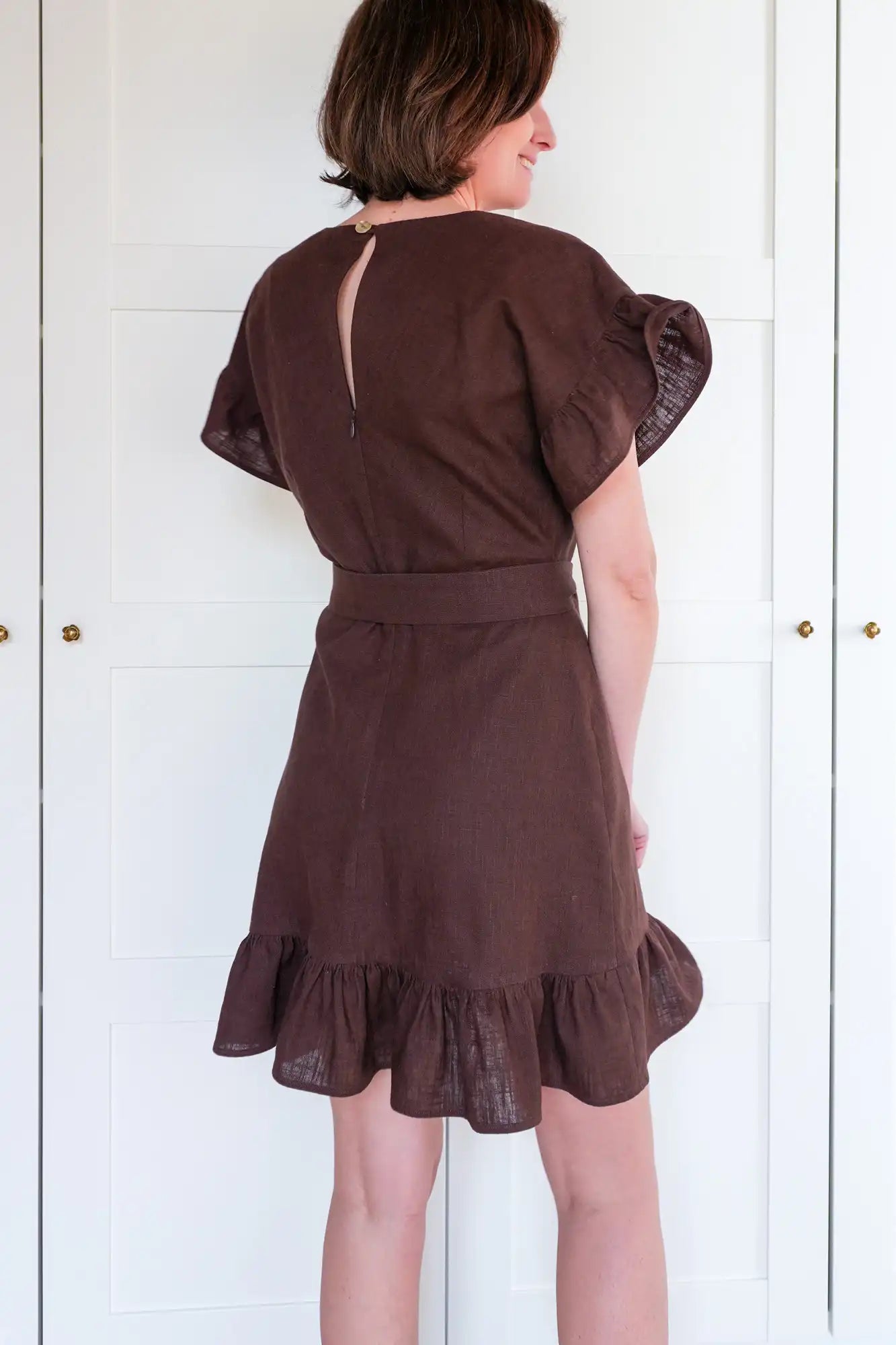 Patron de Couture de Robe Courte à Volants en lin lavé couleur chocolat