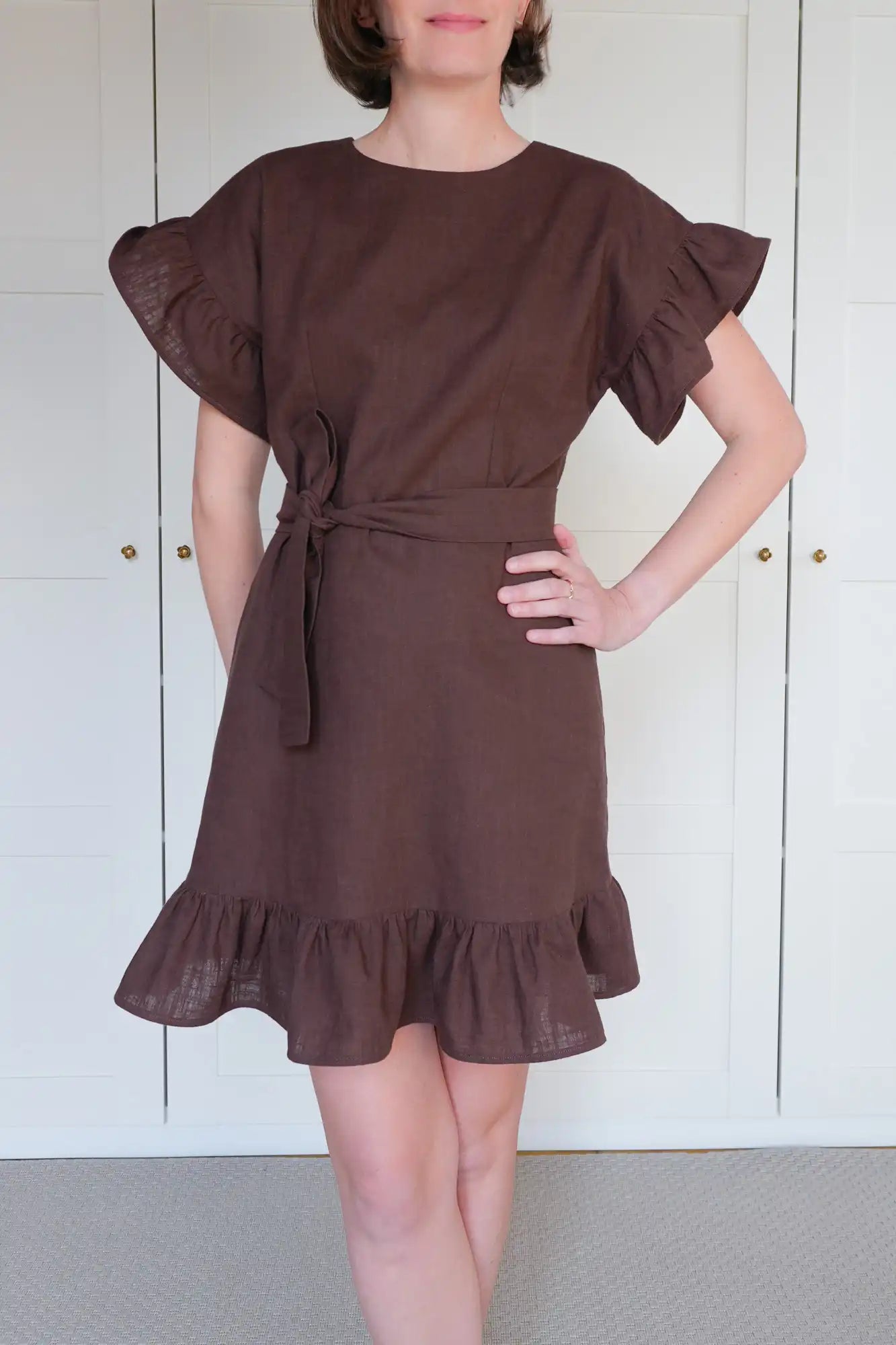 Patron de Couture de Robe Courte à Volants en lin lavé couleur chocolat