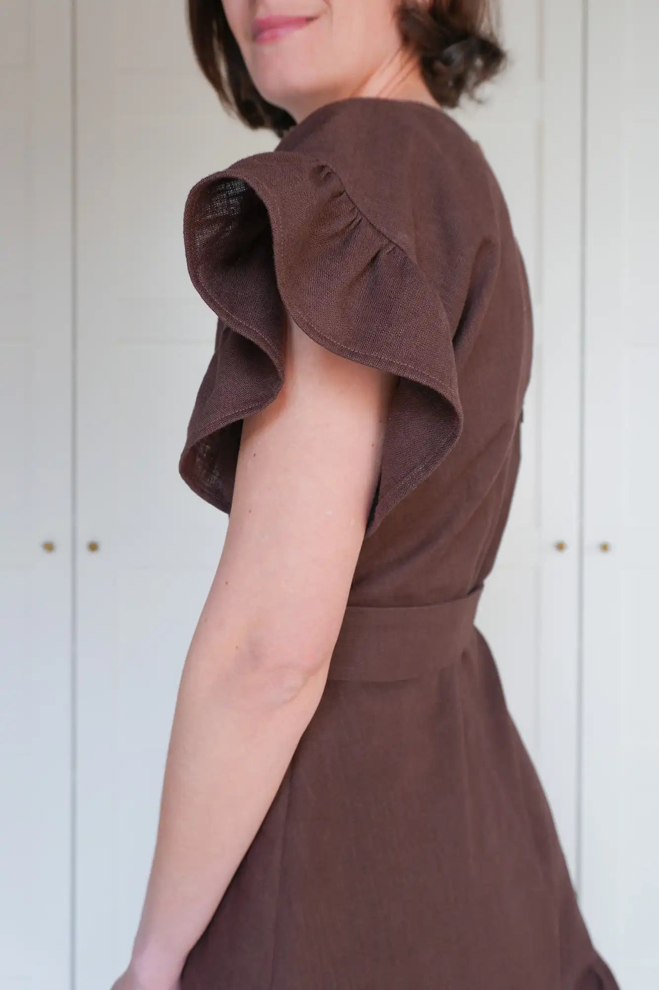 Patron de Couture de Robe Courte à Volants en lin lavé couleur chocolat