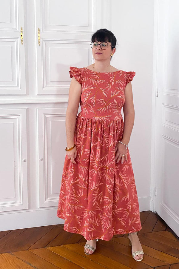 Patron de couture PDF de robe longue fleurie pour une invitée à mariage estival, création sur-mesure à personnaliser avec le concept couture Atelier Charlotte Auzou