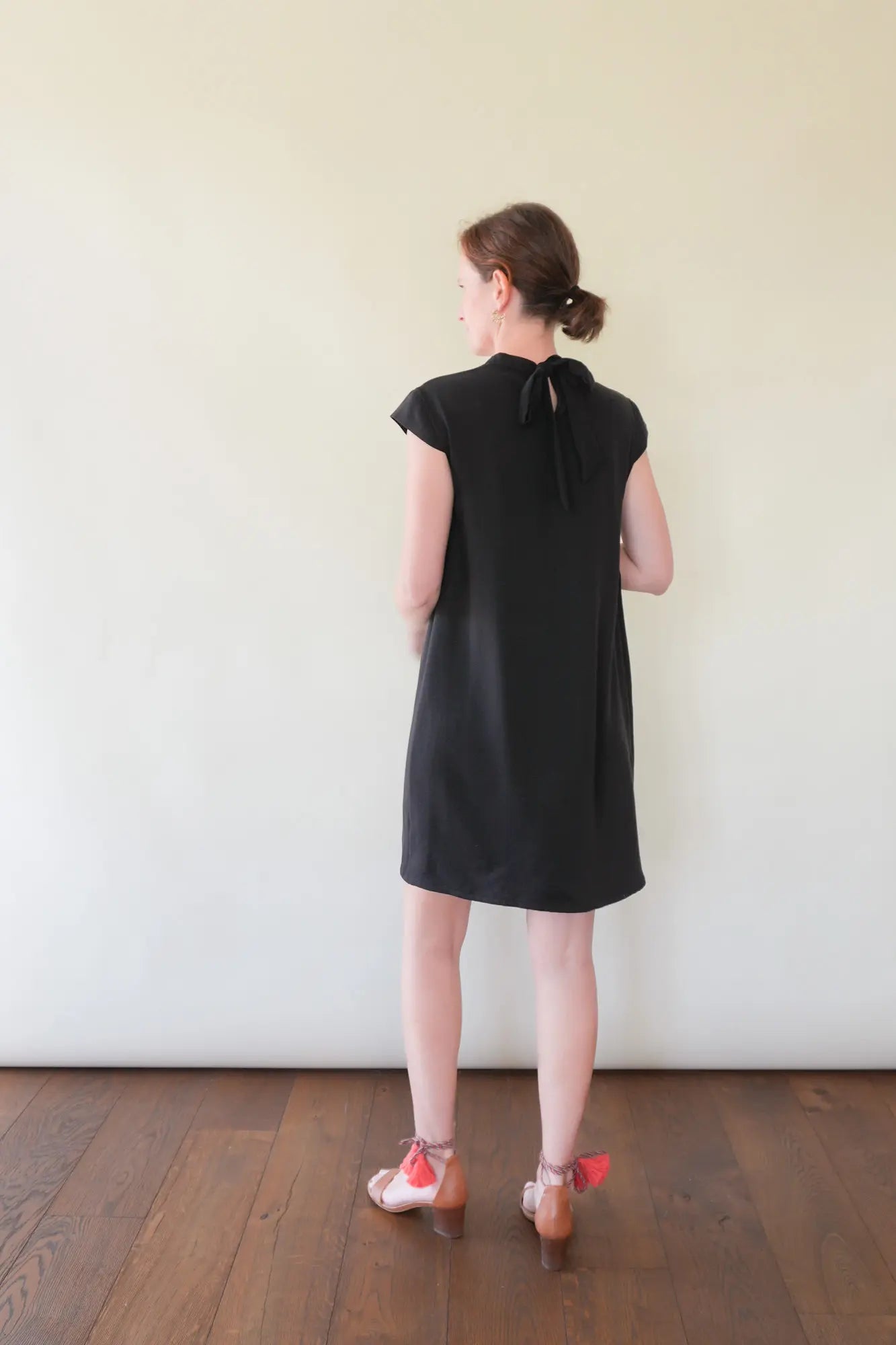 Patron Robe Noire Courte à Mancherons et Noeud dans le Dos, Personnalisable et Sur-Mesure
