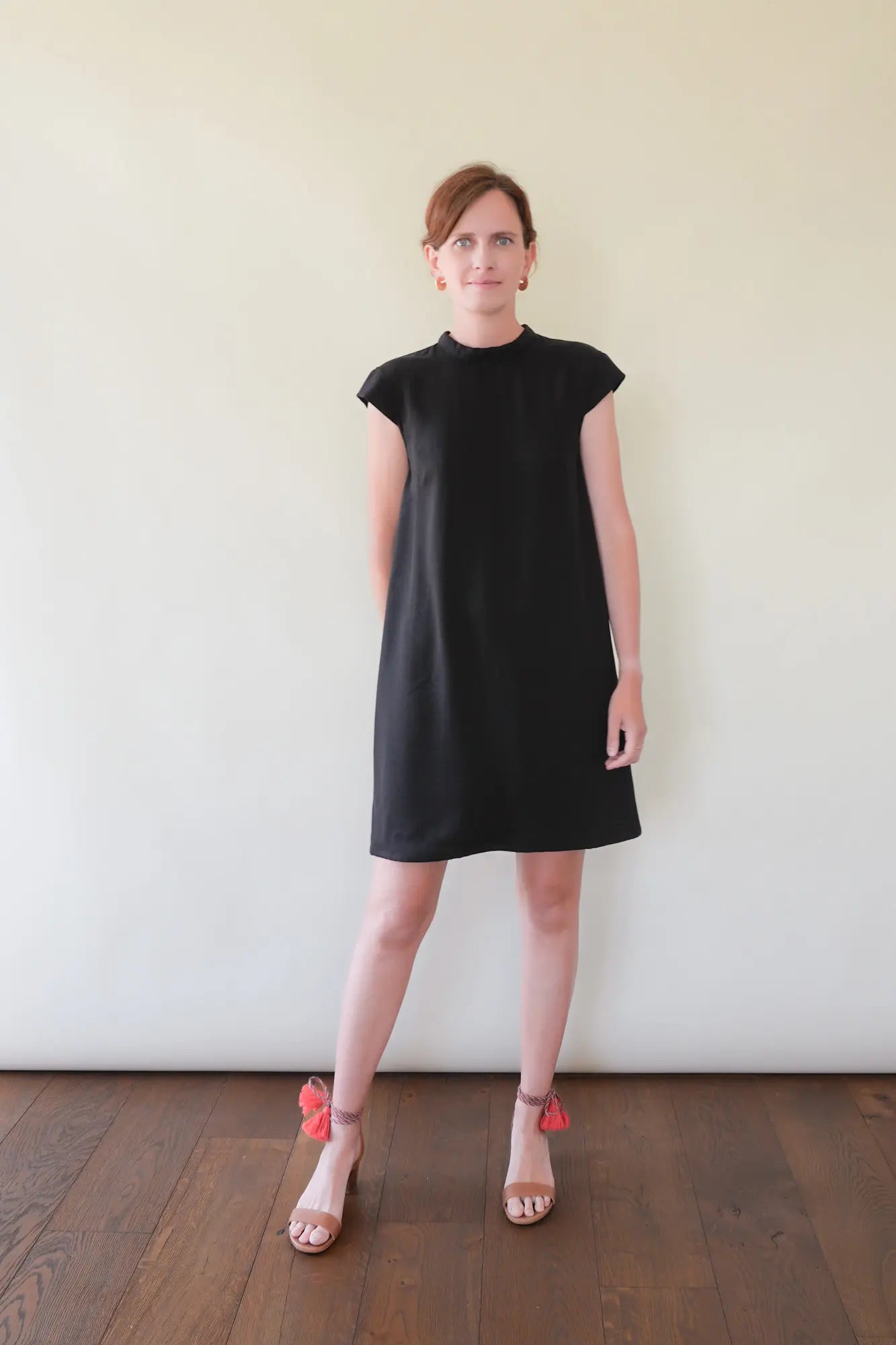 Patron Robe Noire Courte à Mancherons et Noeud dans le Dos, Personnalisable et Sur-Mesure
