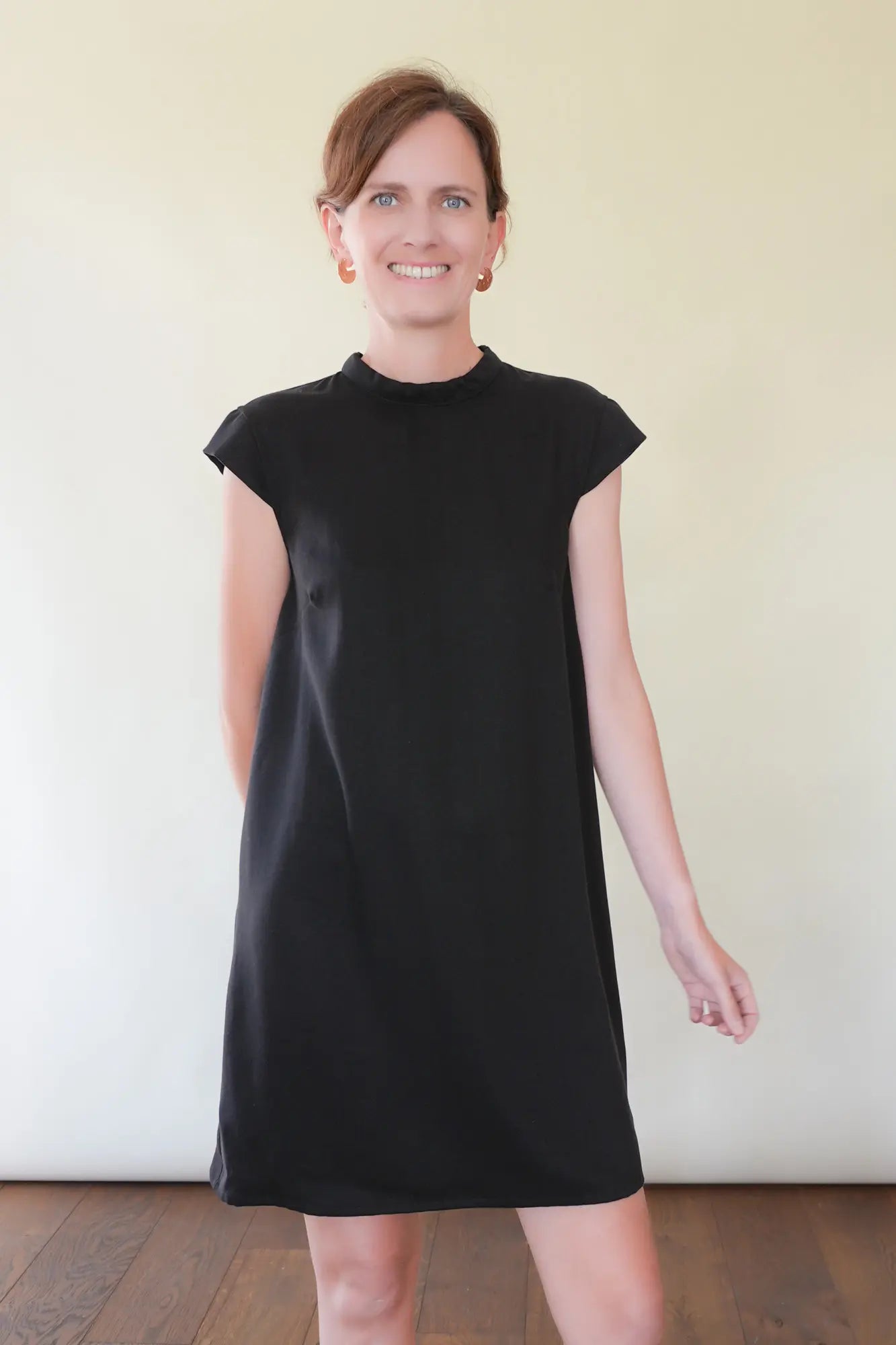 Patron Robe Noire Courte à Mancherons et Noeud dans le Dos, Personnalisable et Sur-Mesure