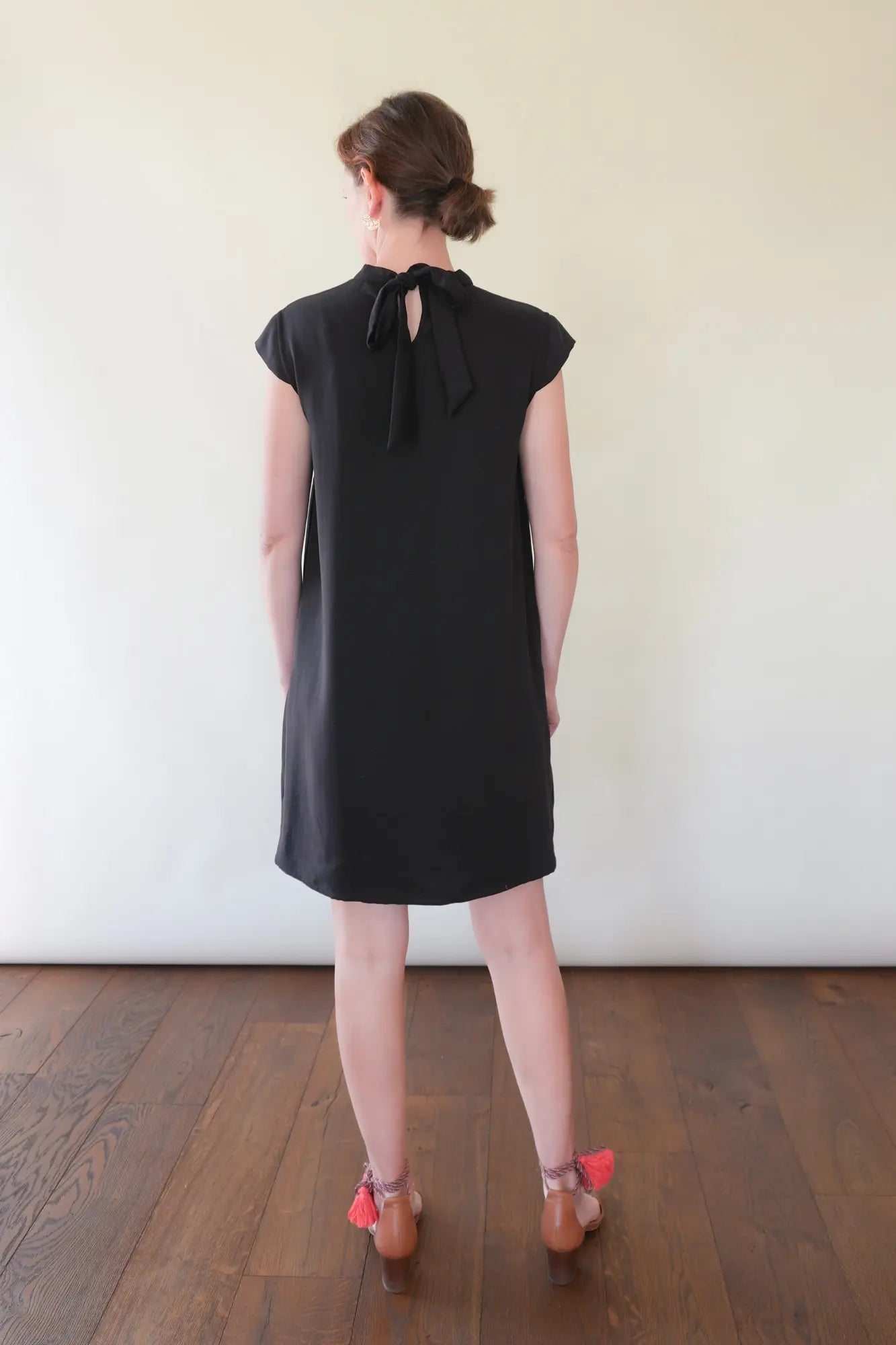 Patron Robe Noire Courte à Mancherons et Noeud dans le Dos, Personnalisable et Sur-Mesure