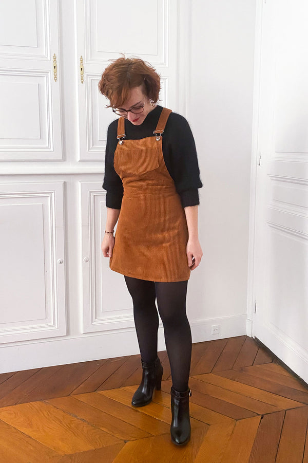 Coudre une salopette jupe pour femme en velours avec les patrons de couture à personnaliser au format PDF A4 et A0 par Atelier Charlotte Auzou
