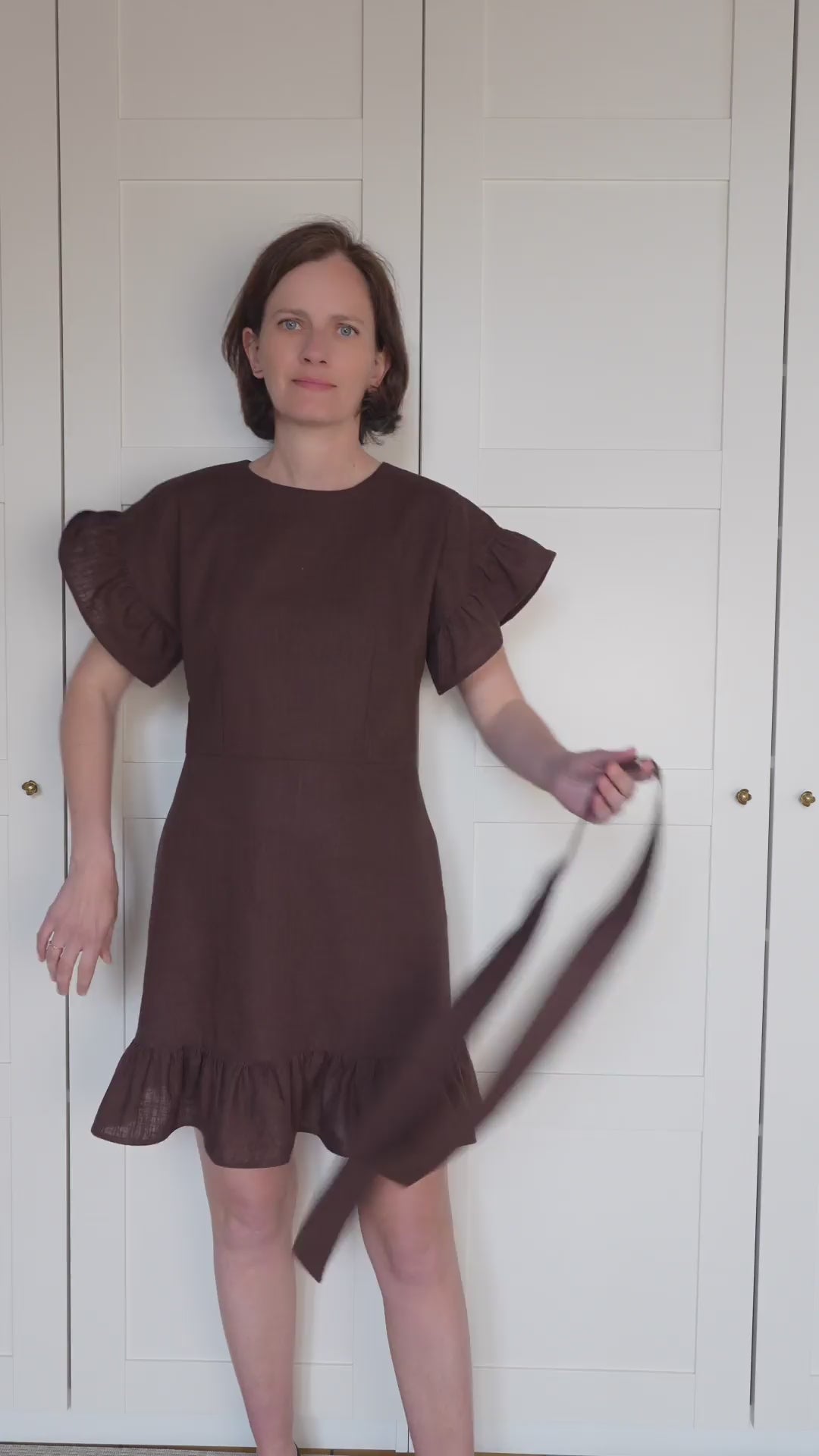 Patron de Couture de Robe Courte à Volants en lin lavé couleur chocolat