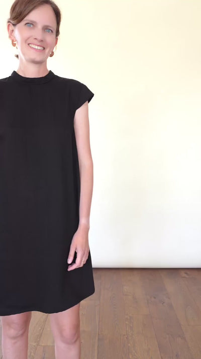 Patron Petite Robe Noire Courte à Mancherons et Noeud dans le Dos