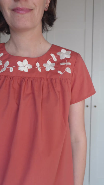 Coudre une blouse d'inspiration mexicaine au plastron brodé à la main par Atelier Charlotte Auzou
