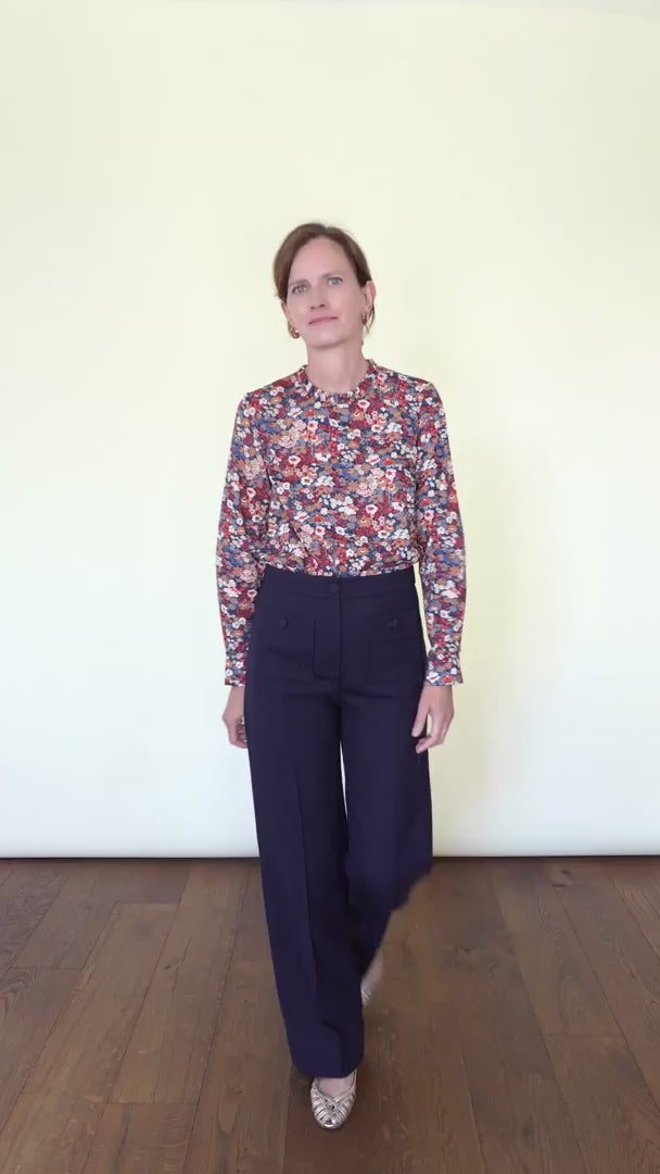 Patron de Blouse pour Femme à Manches Longues avec Petit Volant à l'Encolure Ronde en Tissu Liberty
