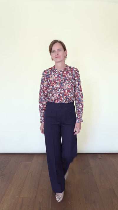 Patron de Blouse pour Femme à Manches Longues avec Petit Volant à l'Encolure Ronde en Tissu Liberty