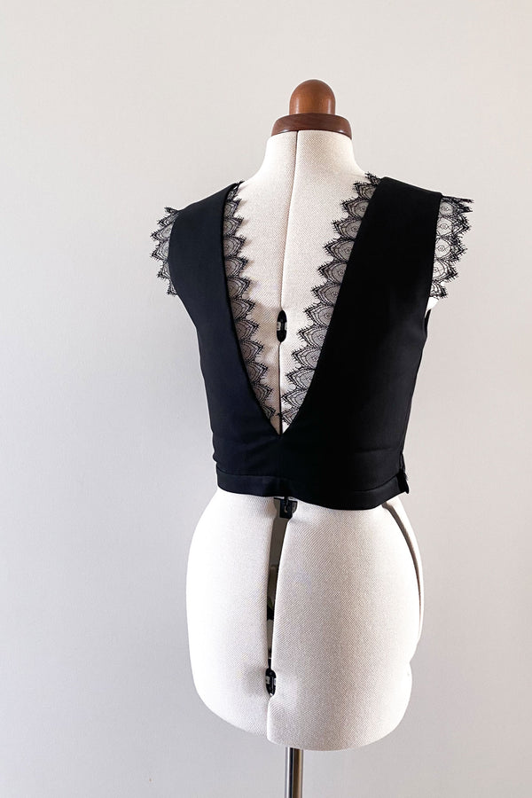 coudre crop top dos nu dentelle noire patron de couture pdf femme cintrée à personnaliser atelier charlotte auzou