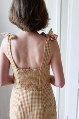 La robe vichy en gaze de coton Atelier Brunette avec ses bretelles larges nouées et son dos smocké. La petite robe d'été légère cousue avec les patrons de couture PDF à personnaliser par Atelier Charlotte Auzou