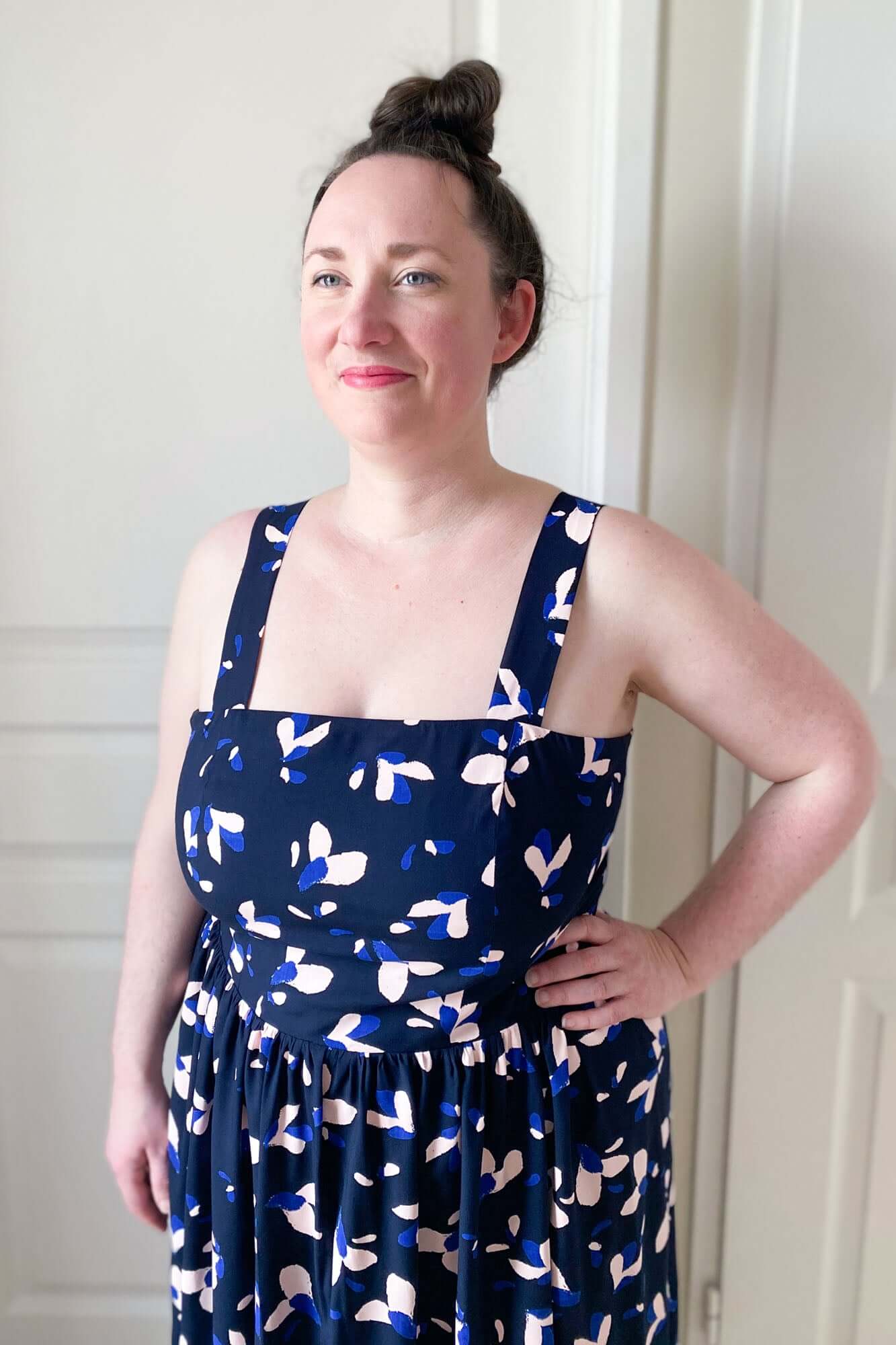 Coudre une robe d'été avec des bretelles larges et des smocks dans le dos. Le bustier à smocks est un patron de couture PDF pour femme aux formats A4 et A0 avec marges incluses et un livret d'explications en photos pas-à-pas. 