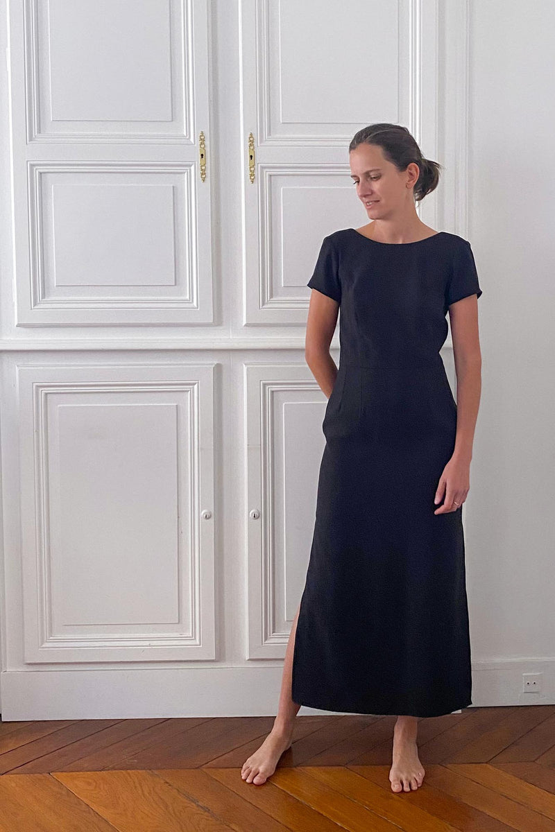 Coudre une robe droite longue dos nu noire avec des fentes sur le côté pippalike, patron de couture PDF à personnaliser par Atelier Charlotte Auzou