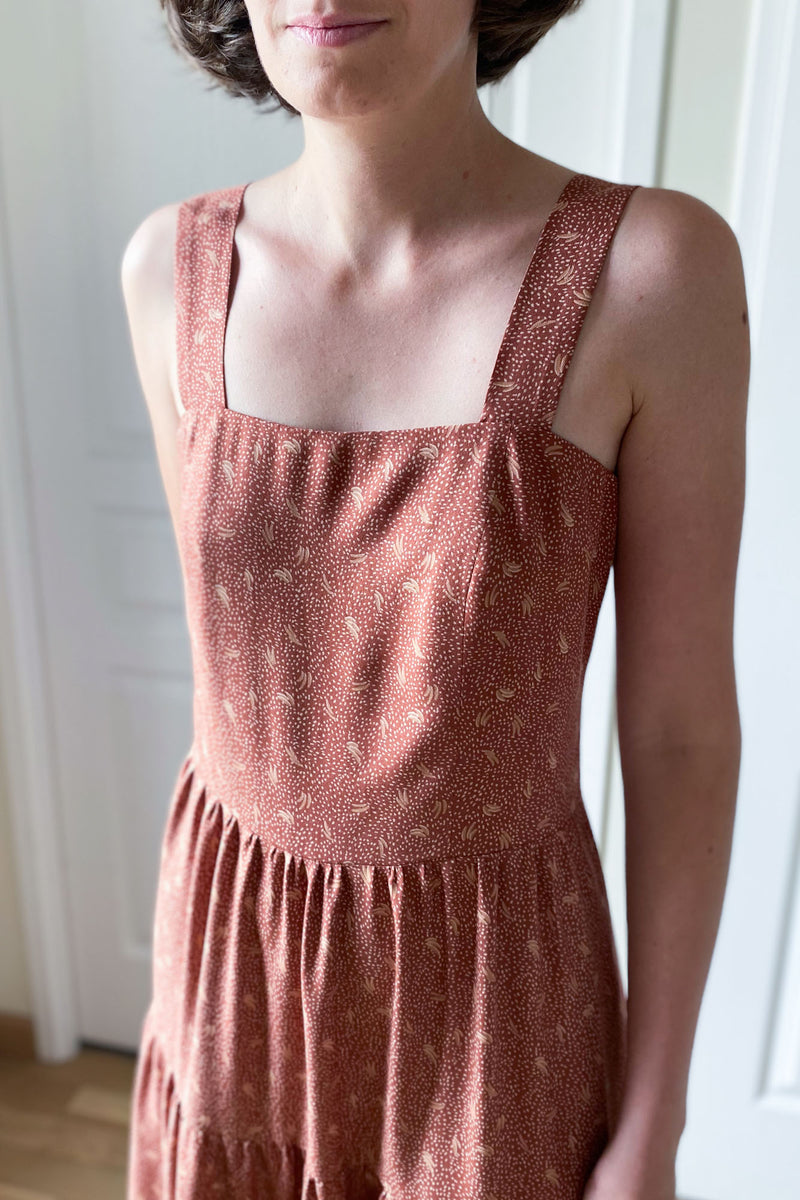 Coudre une robe longue bohème pour l'été avec le crêpe de viscose Dune Chestnut Atelier Brunette et les patrons de couture à personnaliser Bustier à smocks et jupe à étages. Tailles sur-mesure. 