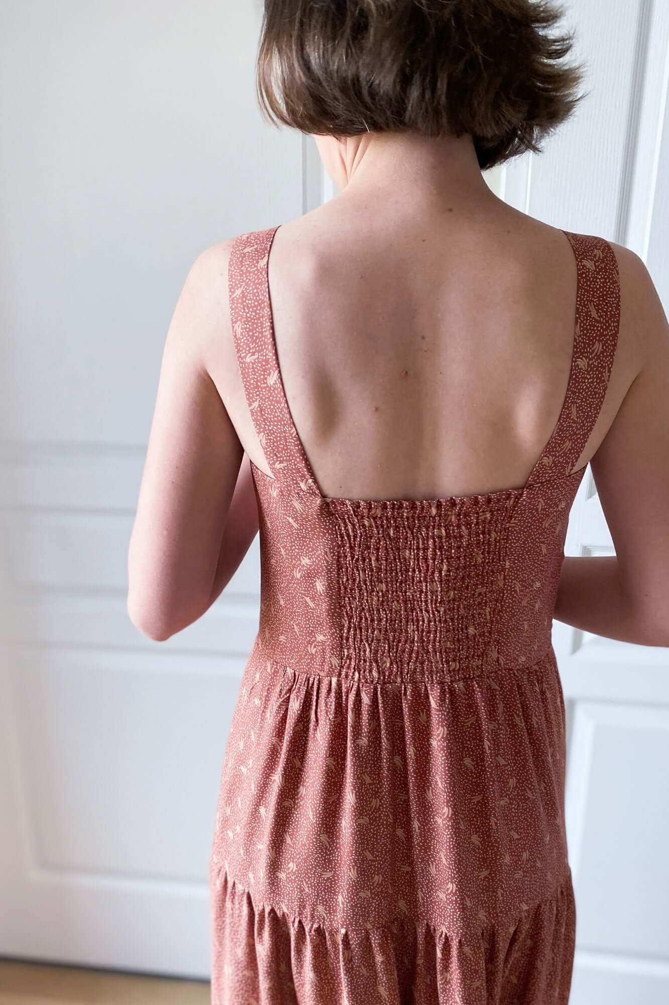 Patron de couture de robe à smocks et bretelles larges pour coudre une robe longue avec la jupe à étages. Les patrons à personnaliser Atelier Charlotte Auzou sont 100% compatibles entre eux pour libérer votre créativité. 
