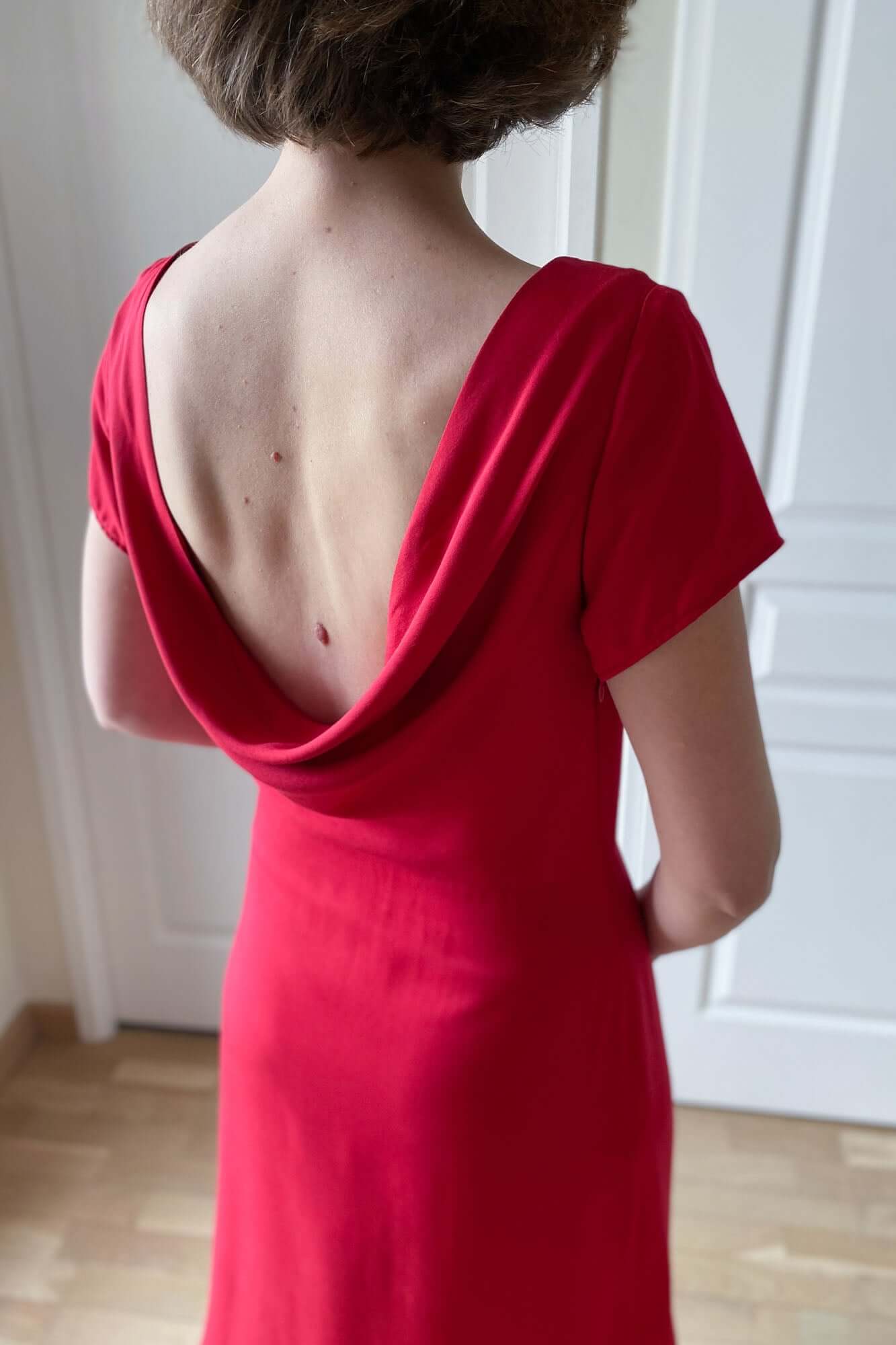 Coudre une robe d'invitée pour un mariage avec le patron Dos bénitier à personnaliser par Atelier Charlotte Auzou. Couture facile et sur-mesure grâce aux livrets d'explications détaillés et complets. 