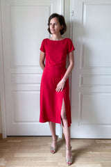 Coudre une robe rouge longueur midi avec une fente sur le devant pour une cérémonie de mariage grâce aux patrons à personnaliser Atelier Charlotte Auzou