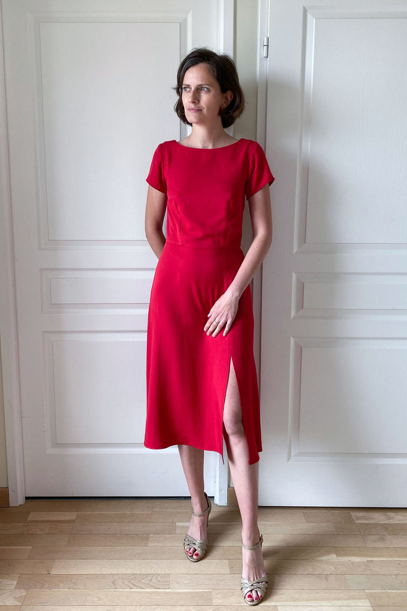 Coudre une robe d'invitée à un mariage avec les patrons de couture PDF à personnaliser par Atelier Charlotte Auzou. La jupe fendue en longueur midi est cousue dans un twill de viscose rouge de chez Stragier. 