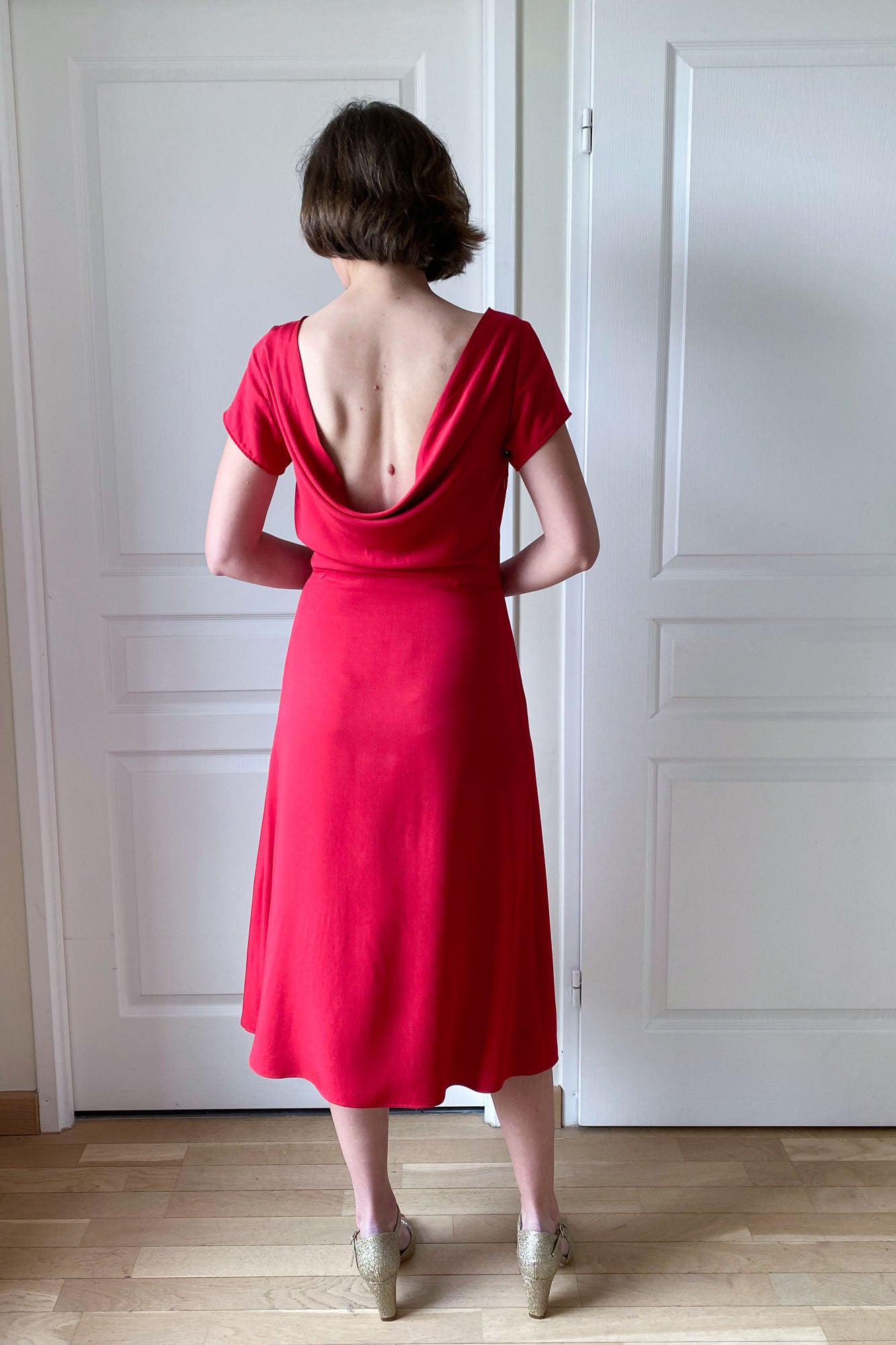 La robe rouge avec un dos bénitier et une jupe longue midi est cousue avec les patrons de couture à personnaliser Atelier Charlotte Auzou et le twill de viscose rouge de chez Stragier