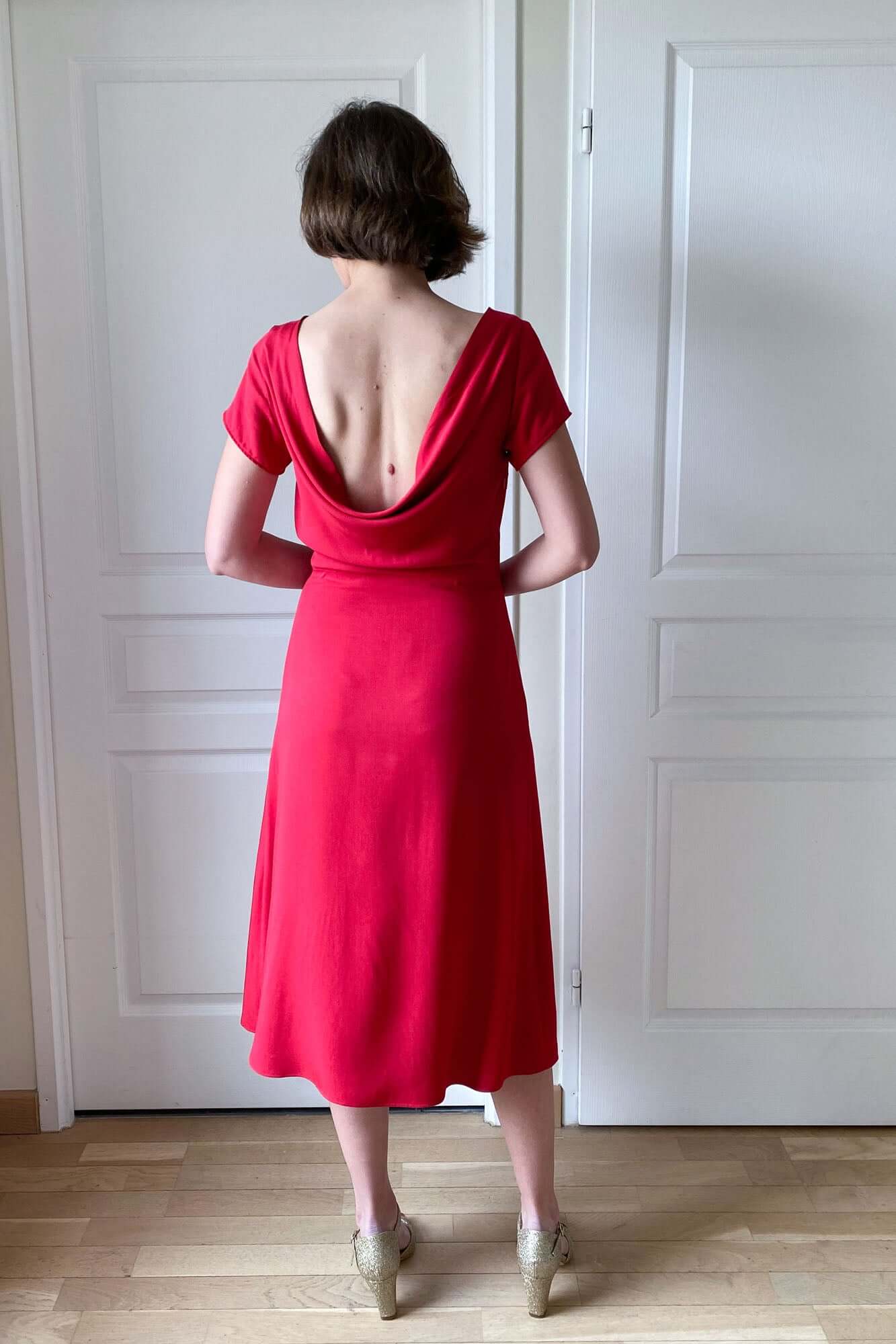 La robe rouge avec un dos bénitier et une jupe longue midi est cousue avec les patrons de couture à personnaliser Atelier Charlotte Auzou et le twill de viscose rouge de chez Stragier