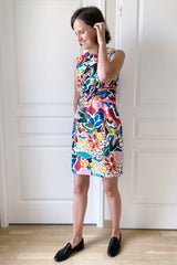 Patron couture de robe cintrée, courte et droite avec un tissu à motifs colorés de chez Coocool Mercerie, Personnalisation et Sur-Mesure par Atelier Charlotte Auzou