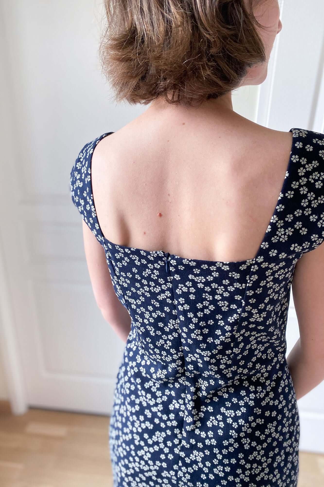 Patron de couture à décolleté dos moyen compatible avec un soutien-gorge. C'est le patron pour femme Encolure carré qui permet de coudre des robes ou combinaisons sur-mesure pour toutes les occasions. 