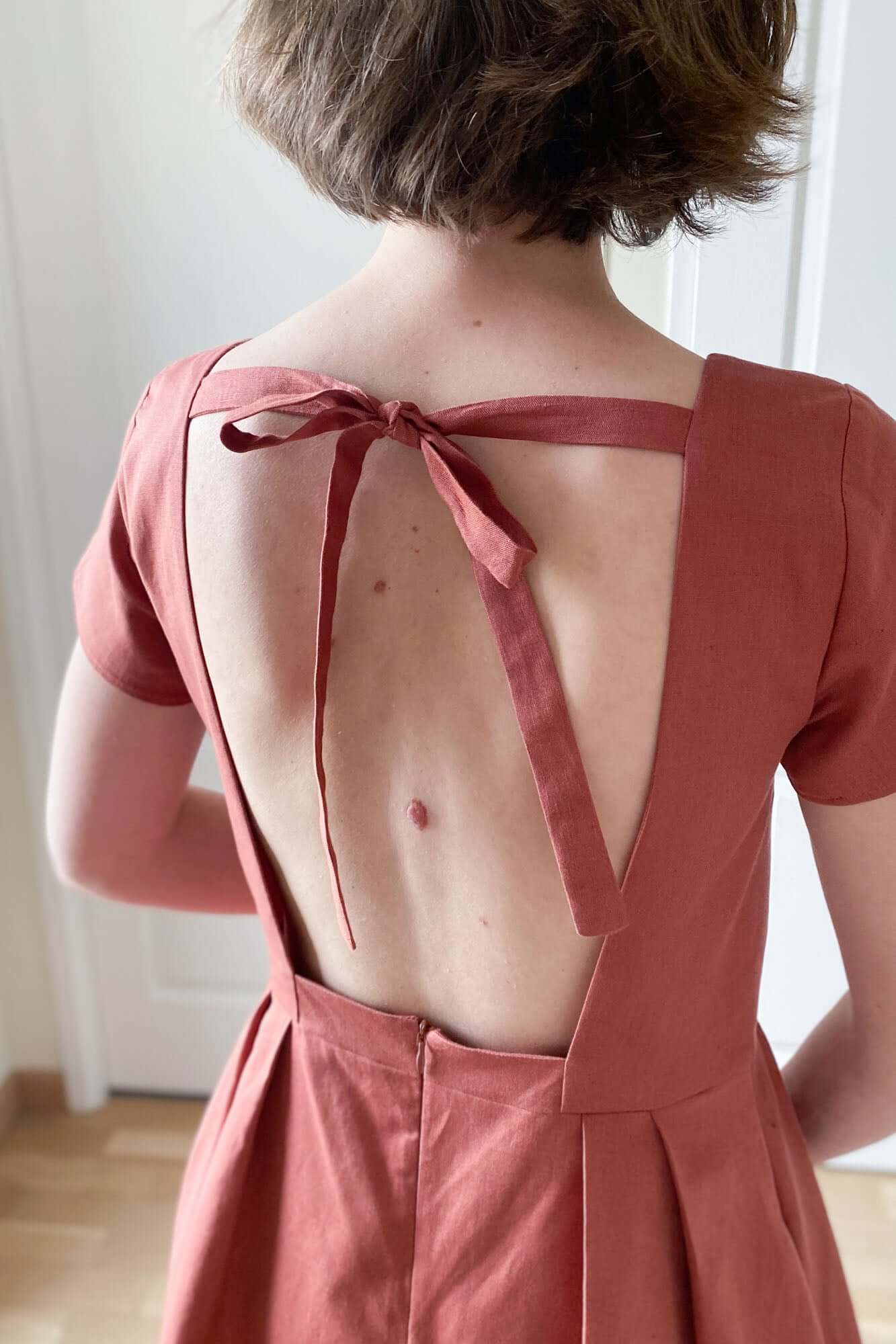 Coudre une robe dos nu avec un noeud et une échancrure graphique. Plusieurs statures pour les petites et les grandes. Patrons de couture pour femme à personnaliser par Atelier Charlotte Auzou