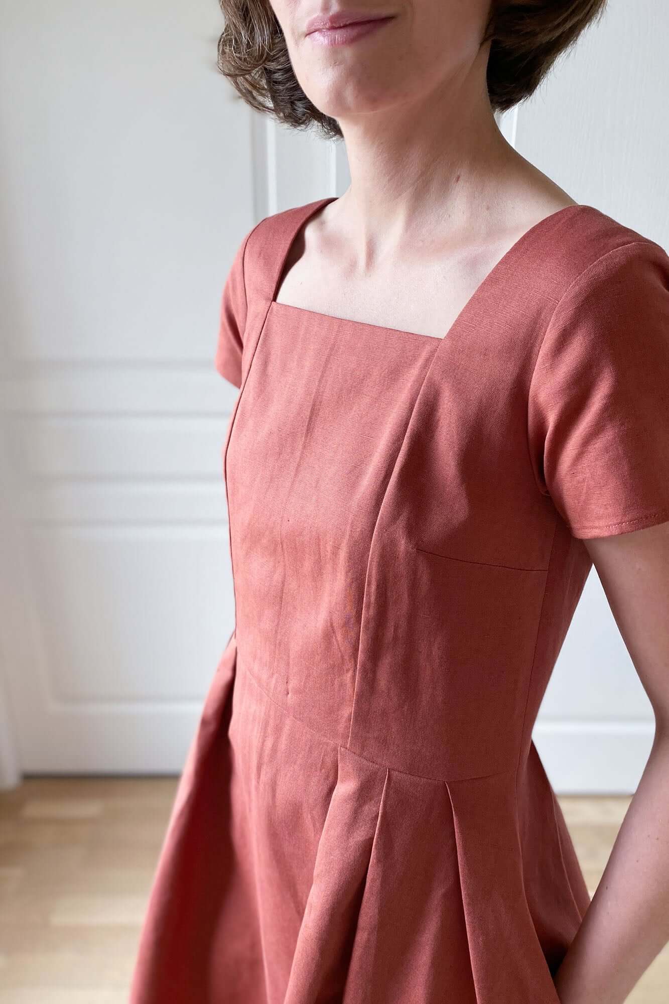 Découpes bretelles et encolure graphique pour ce patron de couture pour femme qui permet de créer des robes courtes, longues, midi et des combinaisons pour des petites et des grandes occasions. 
