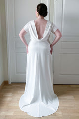 Coudre une robe de mariée longue avec traîne et dos nu grâce aux patrons de couture PDF par Atelier Charlotte Auzou. 