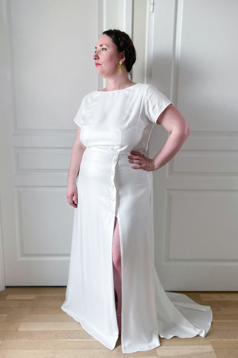Les patrons de couture Atelier Charlotte Auzou permettent de coudre des robes de mariées uniques facilement. Elles sont personnalisables grâce au concept de patrons de couture et les techniques pour coudre des tissus d'exception comme la dentelle sont expliquées dans l'ebook couture.