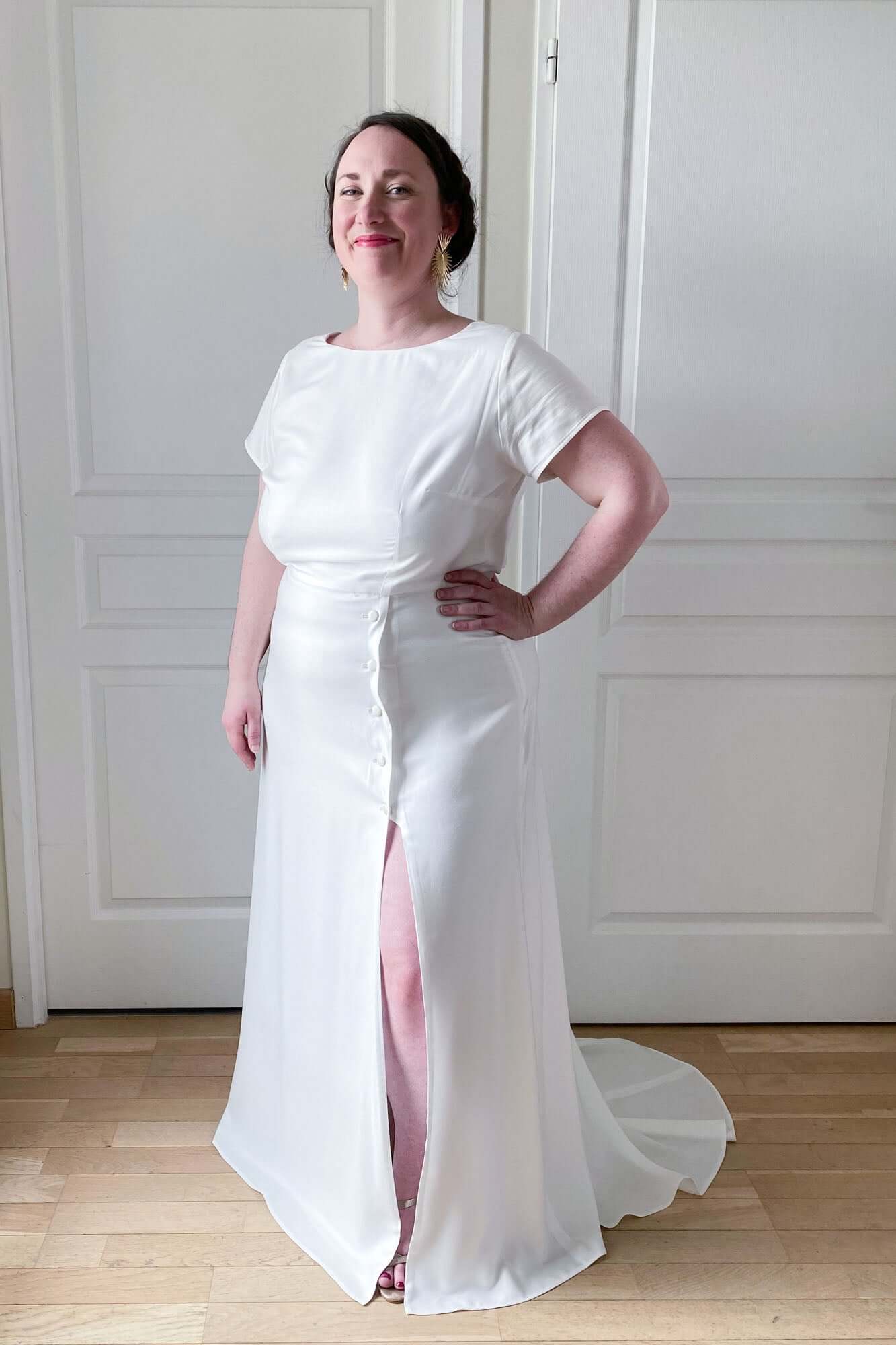 Robe de mariée cousue main avec les patrons à personnaliser Dos bénitier et Jupe longue fendue avec traîne créés par Atelier Charlotte Auzou. Le tissu est un sergé de viscose de chez Eglantine et Zoé. 