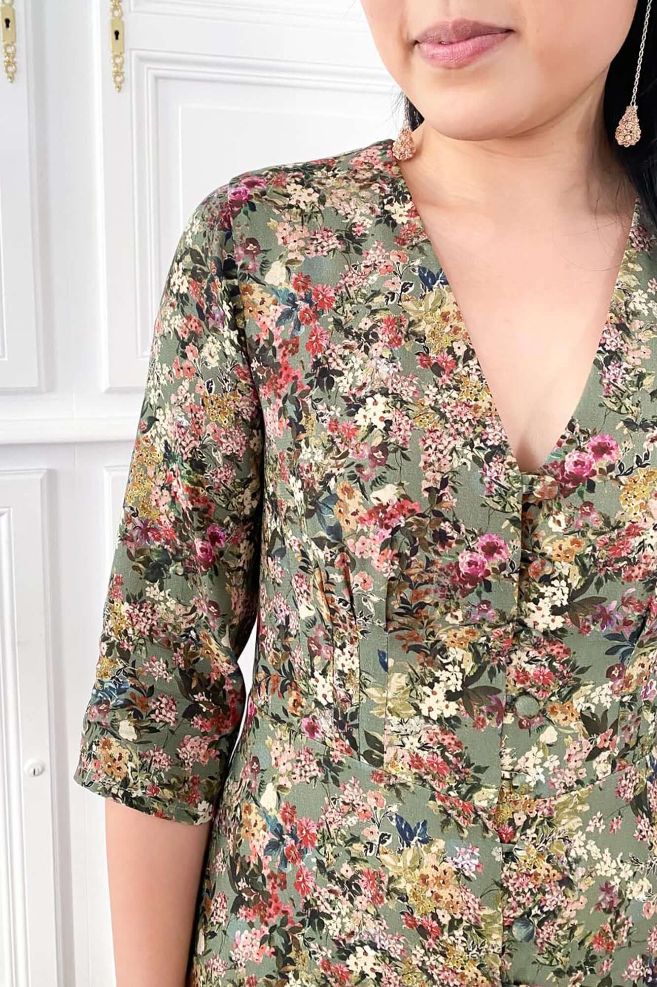 Patron de Couture PDF à Personnaliser, V Boutonné avec Lichette et Plis Cousus, Style Rétro à Personnaliser par Atelier Charlotte Auzou