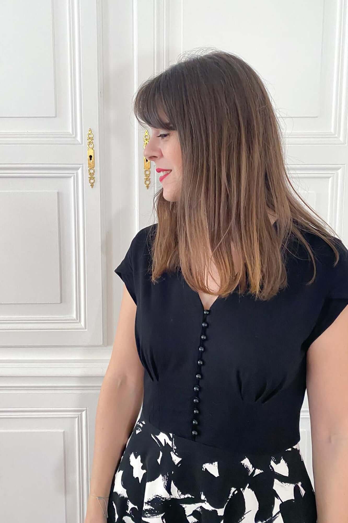 Patron de Couture PDF à Personnaliser, V Boutonné avec Lichette et Plis Cousus, Style Rétro à Personnaliser par Atelier Charlotte Auzou