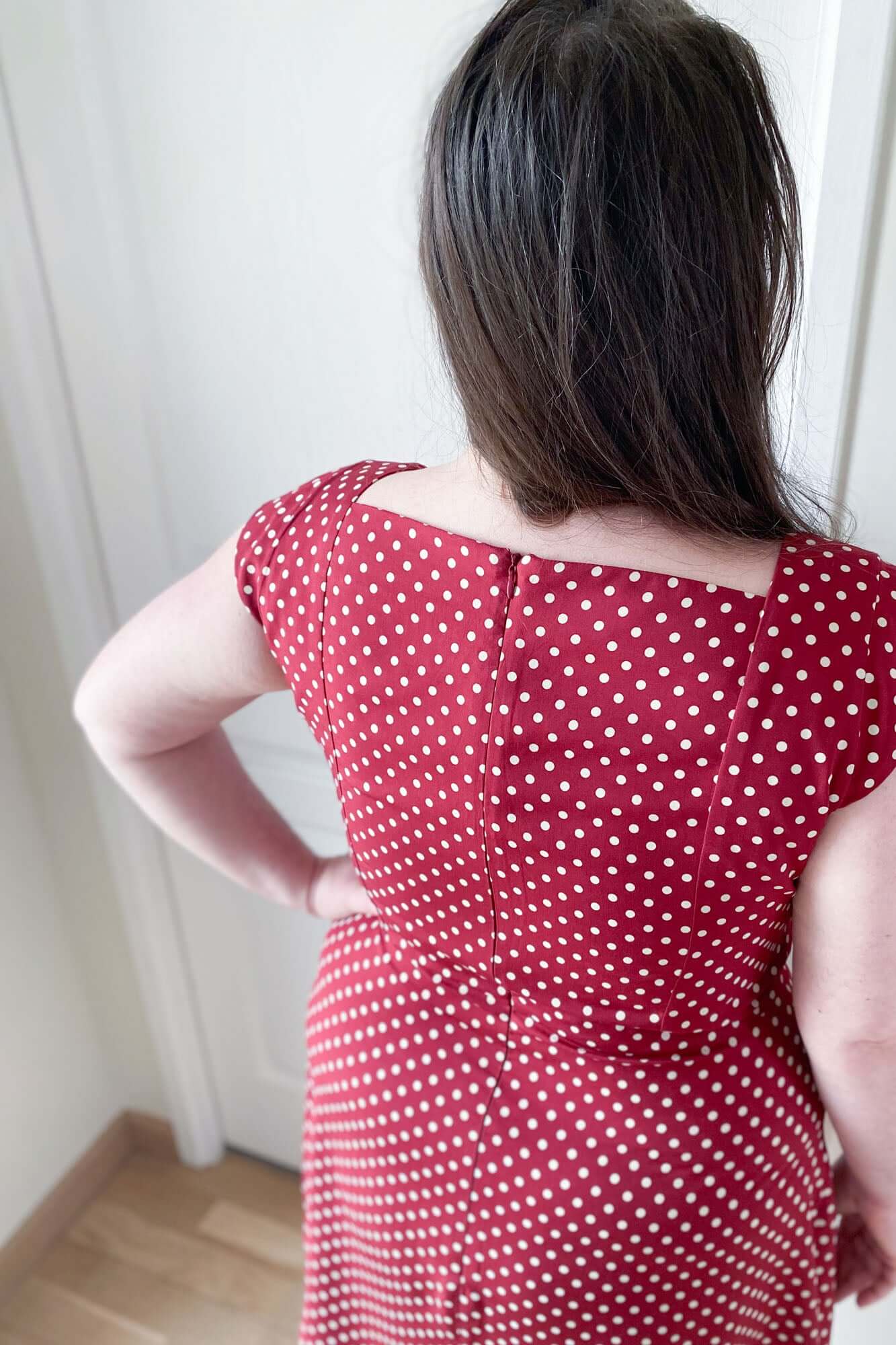 Coudre une robe avec un décolleté graphique carré, à personnaliser et à coudre en sur-mesure avec les patrons de couture sur-mesure Atelier Charlotte Auzou 