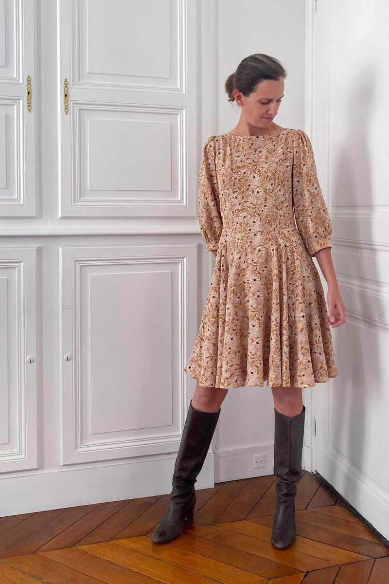 Patron de couture robe patineuse avec jupe cercle et manches bouffantes 3/4 dans une viscose Lucie Ochre de chez Atelier Brunette, concept de couture à personnaliser par Atelier Charlotte Auzou